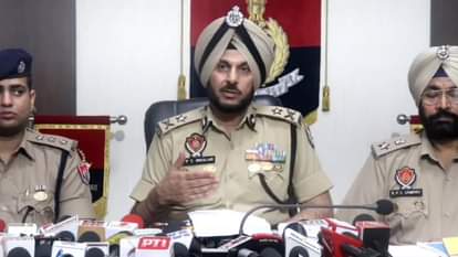 जानकारी देते पुलिसकर्मी