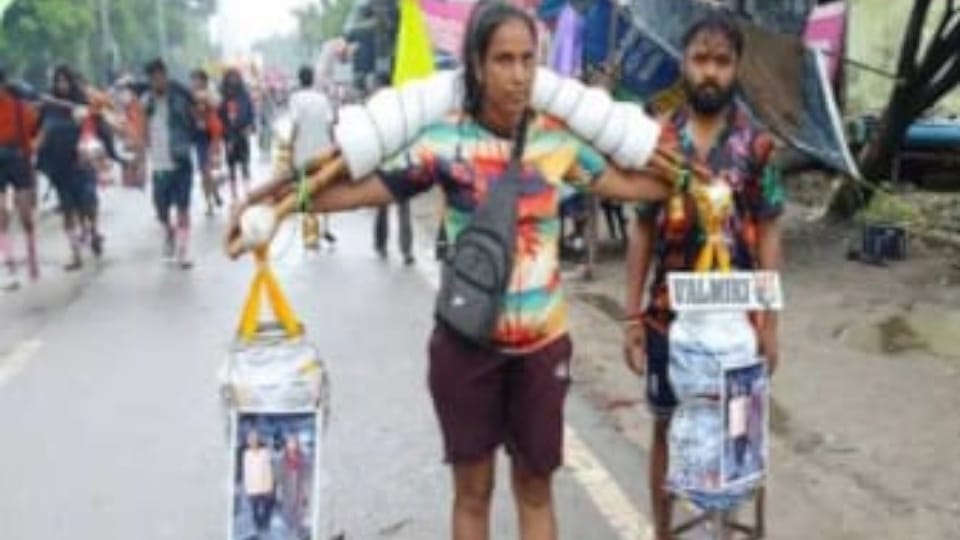 Shabnam from Ghaziabad brought Kanwar for her mother-in-law and father-in-law in Muzaffarnagar