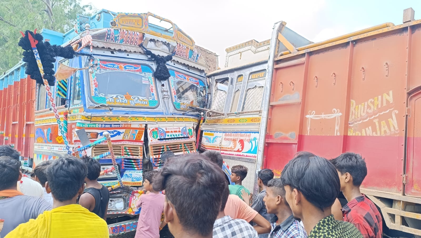 ट्रक की भीषण टक्कर