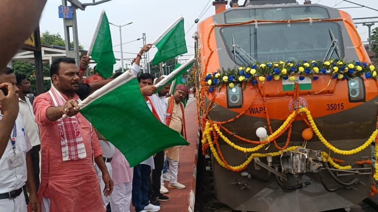 Bihar: जमालपुर स्टेशन पर गूंजे भारत माता के जयकारे, अमृत भारत एक्सप्रेस को एमएलसी ने दिखाई हरी झंडी