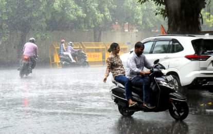 दिल्ली में हुई बारिश ने मौसम किया सुहावना