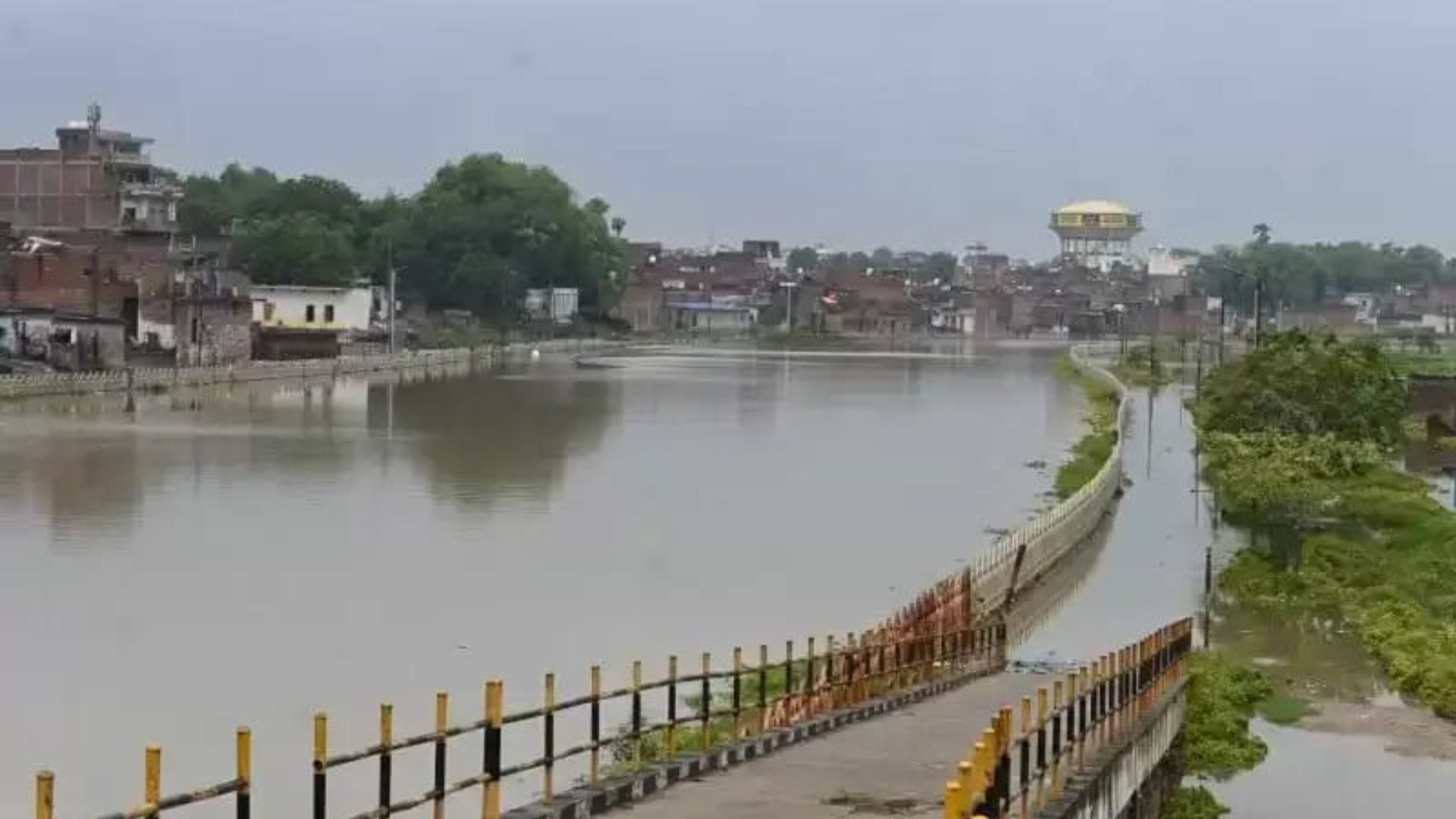 Varanasi Flood Ganga water level increased and flow of Varuna river