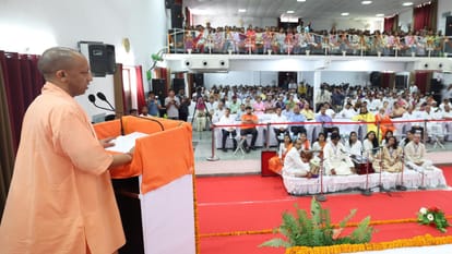 CM Yogi Adityanath inaugurated national seminar based on Birsa Munda in varanasi
