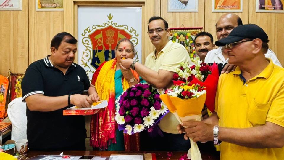 traders congratulated mayor by feeding him laddus After Lucknow got third place in cleanliness survey