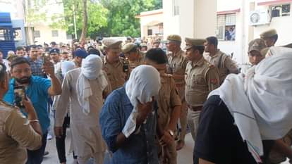 आरोपियों को कोर्ट में ले जाती पुलिस।