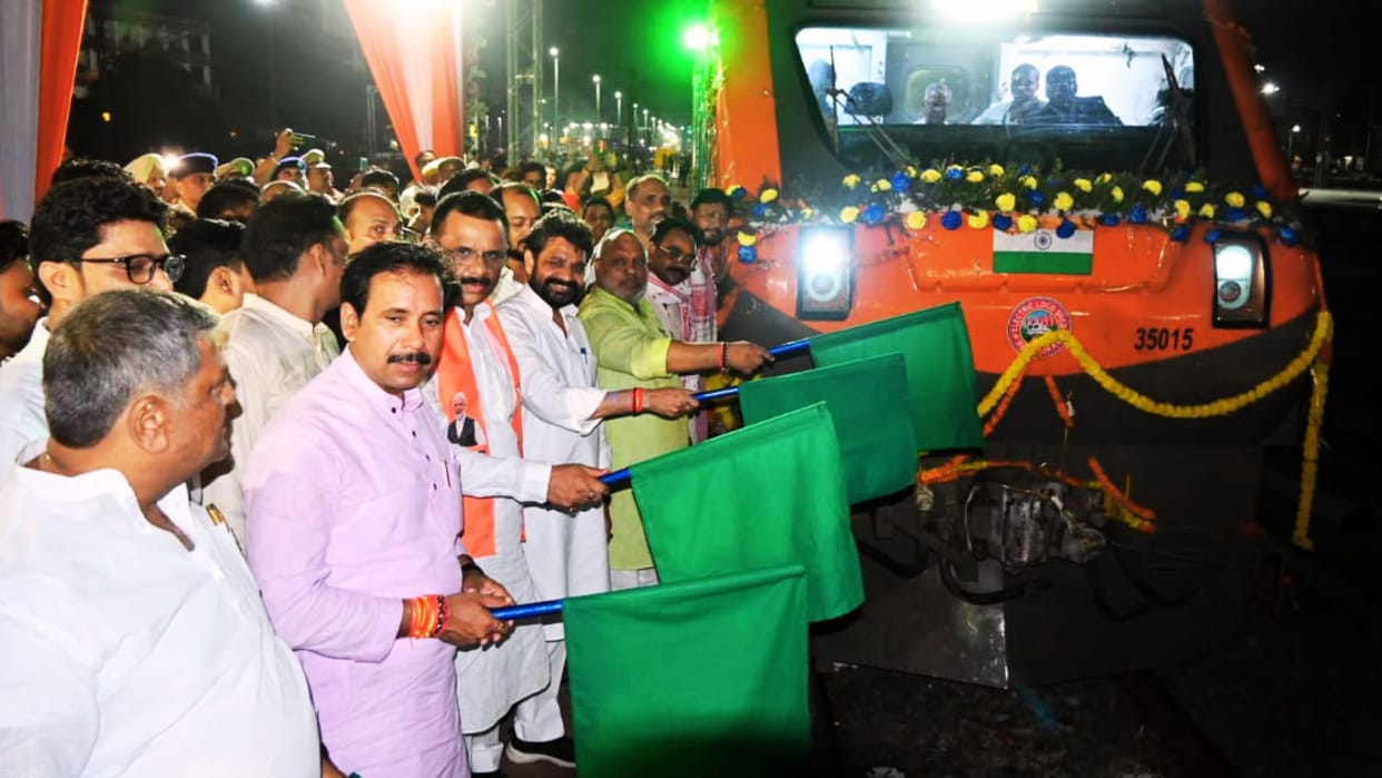 Amrit Bharat Special train reached Cantt station crew welcomed by garlanding BJP members flagged off train