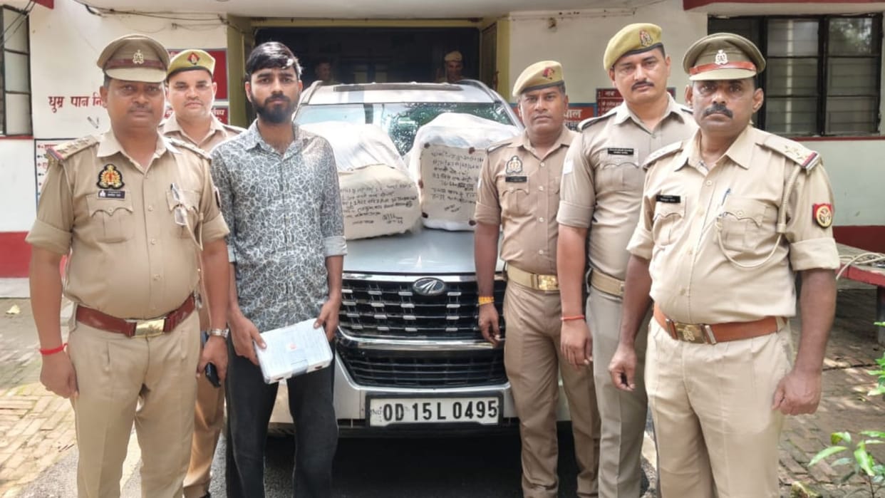 73 kg ganja caught again in sonbhadra goods were hidden in car trunk smuggler arrested two people fled