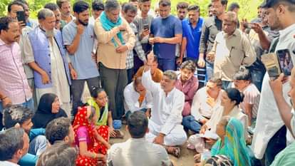 बिजली दफ्तर के बाहर प्रदर्शन करते लोग