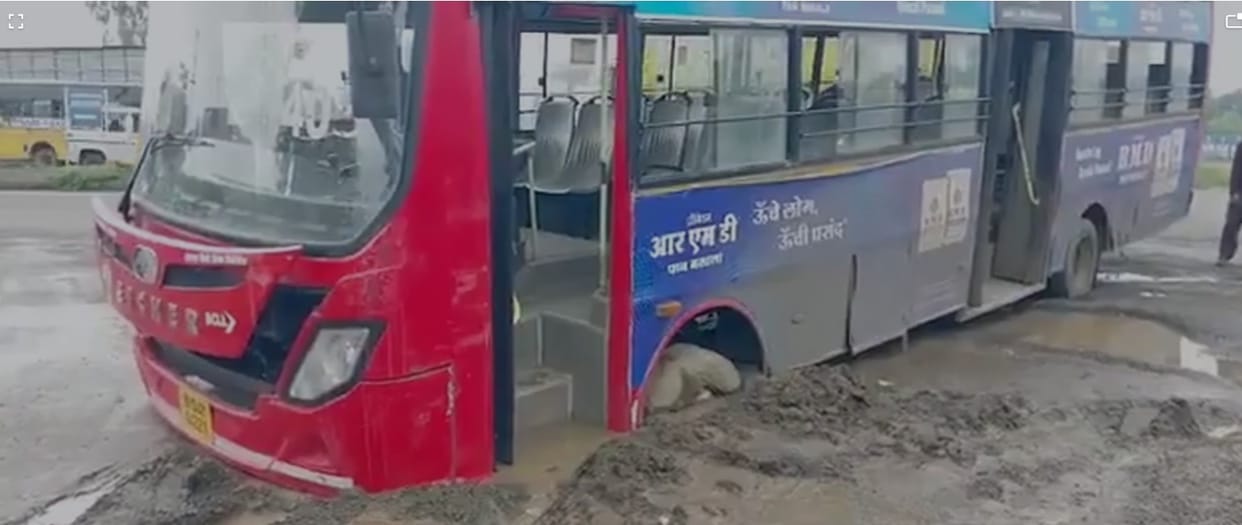 Bhopal: Road caved in in Bhopal, wheels of city bus buried three feet in ground, bus pulled out with the help