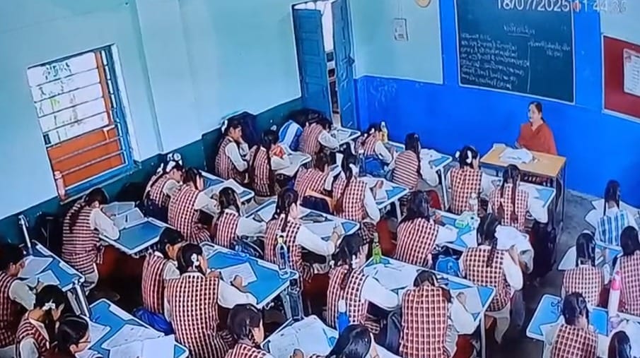 Bhopal: Plaster fell on the heads of students in Bhopal's PM Shri School, two girl students got injured, a maj