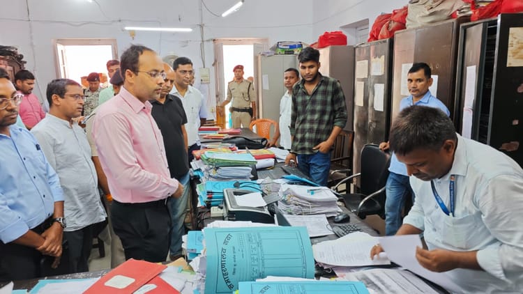 Bihar News : जब डीएम खुद पहुंच गये भू-अर्जन कार्यालय, एक घंटे तक खड़े रहे; फिर लिपिक पर की कार्रवाई