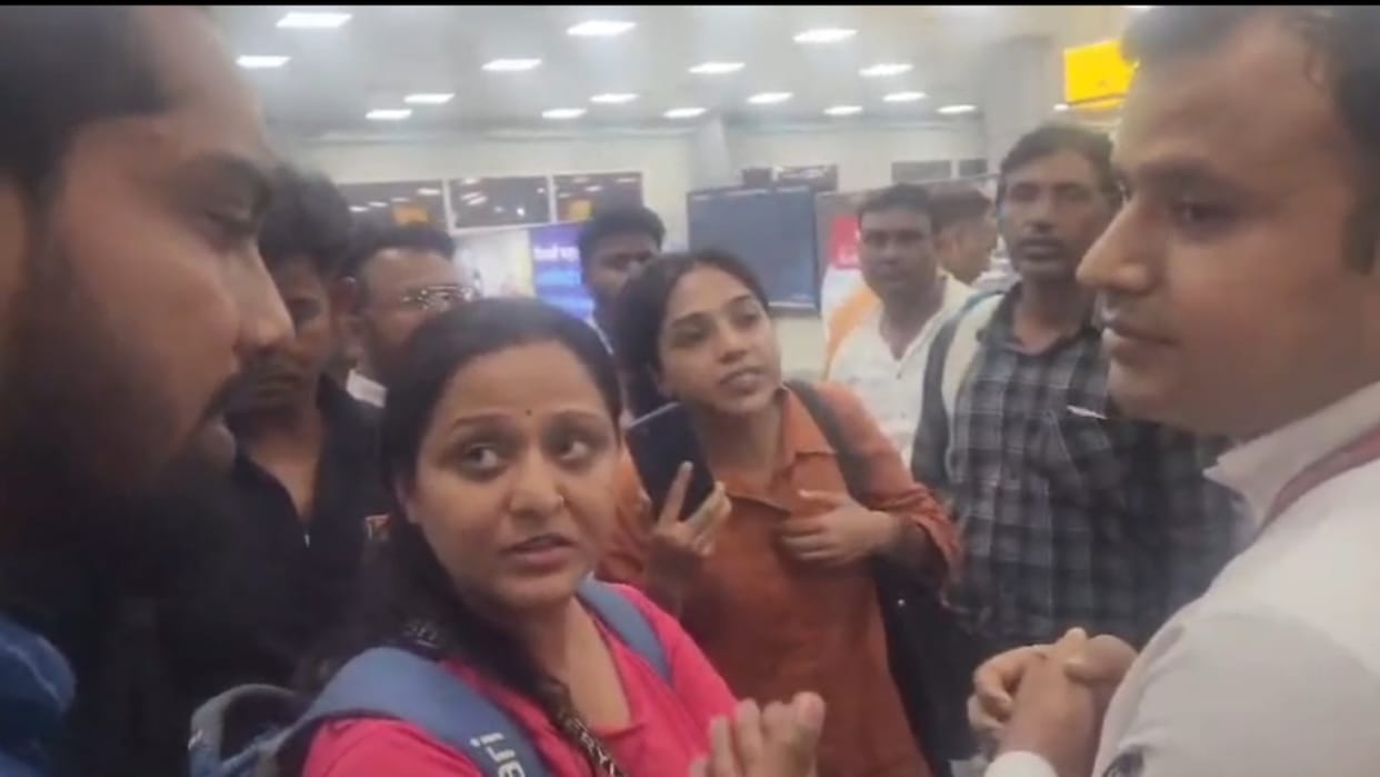 Bihar News : passengers created ruckus after SpiceJet flight cancelled from Darbhanga bihar to Delhi