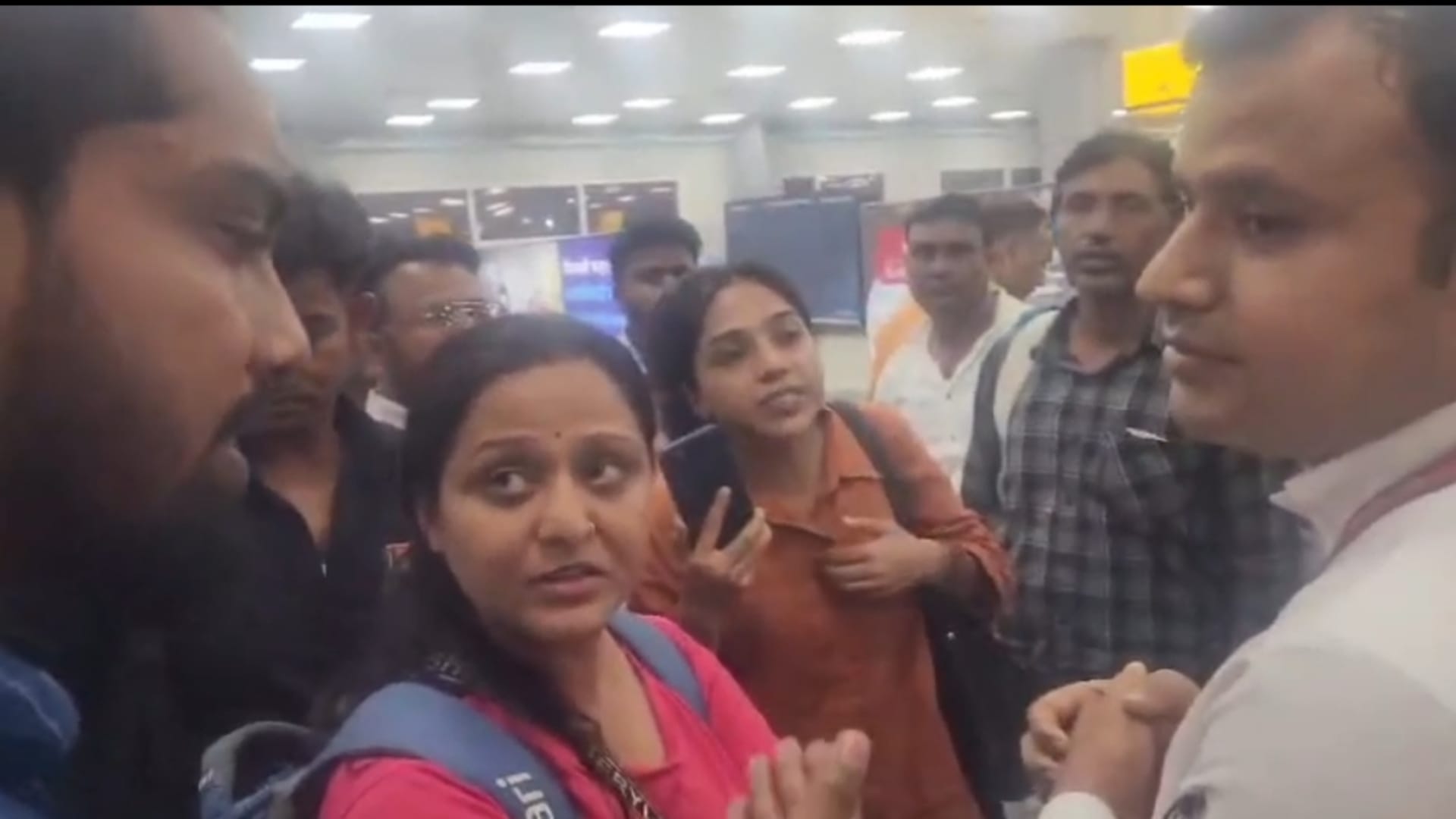 दरभंगा एयरपोर्ट पर हंगामा करते यात्री
