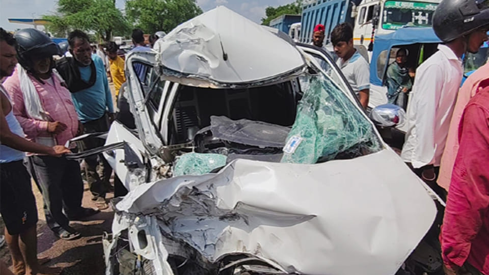 Kanpur Accident: Dumper hits car while overtaking, driver injured