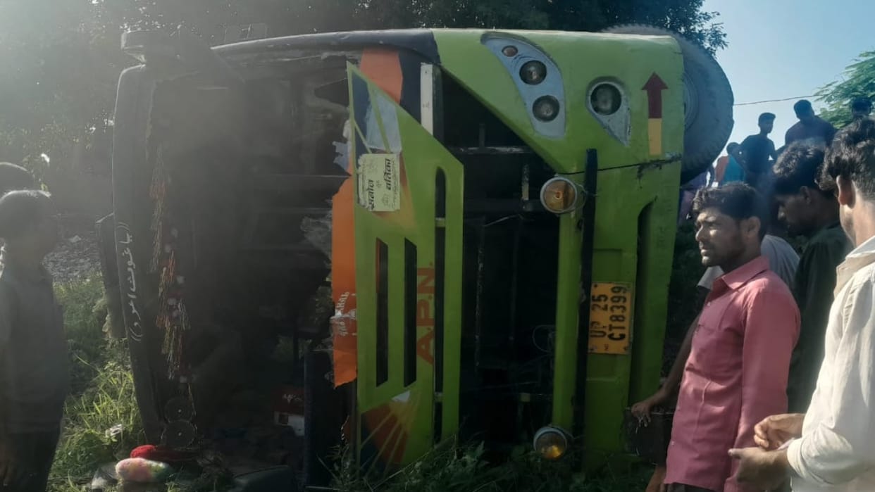 five passengers injured due to private bus overturned in Pilibhit