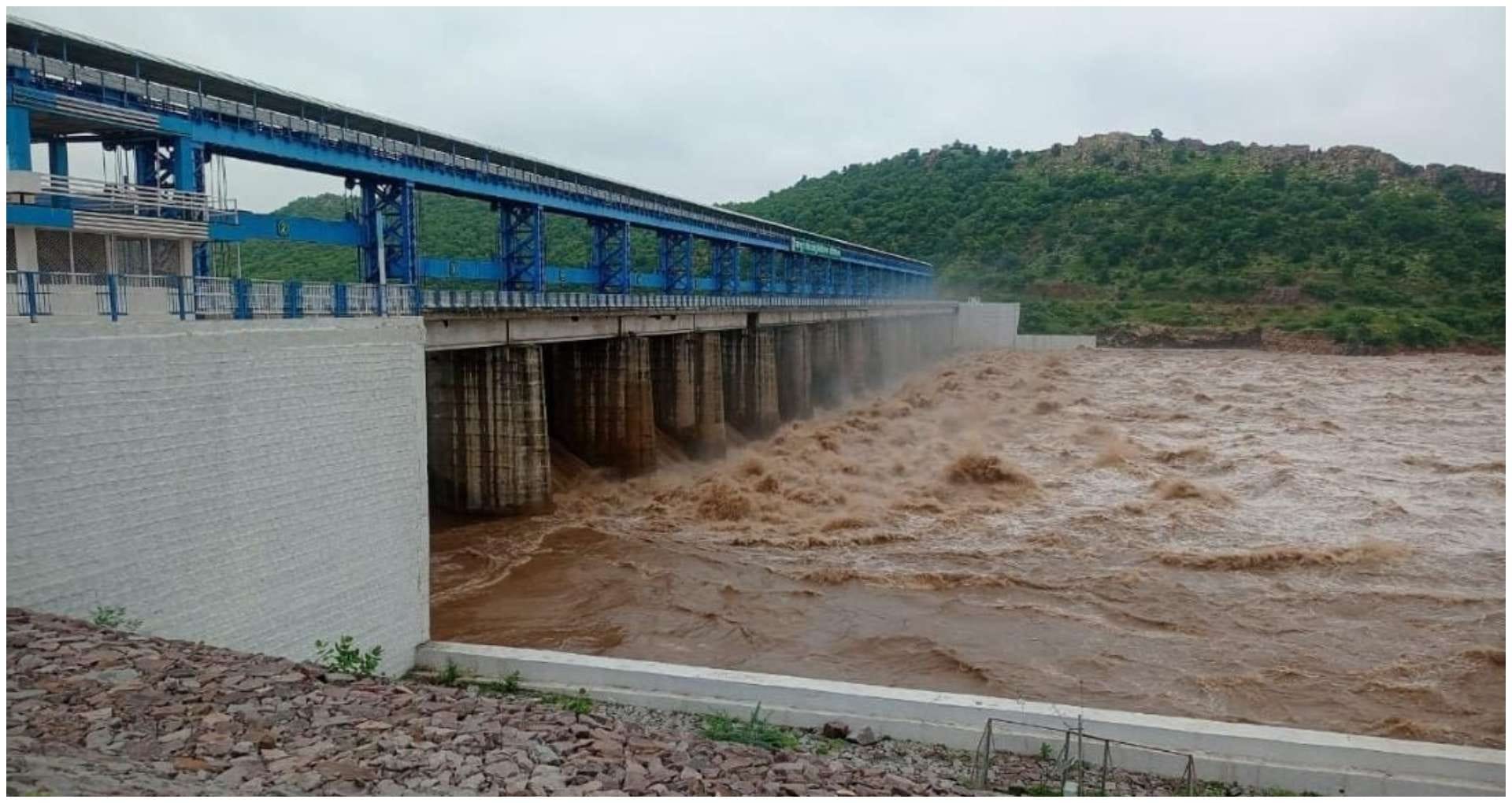MP News: Torrential rain in Chhatarpur disrupts life, flood-like situation in many areas, holiday in schools