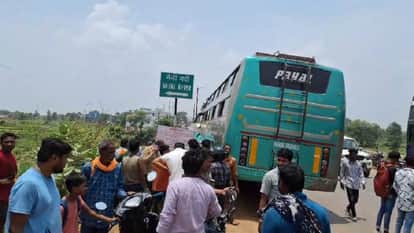 Saturday of accidents in Kanker Four people in a car were burnt alive while a bus collided with a divider