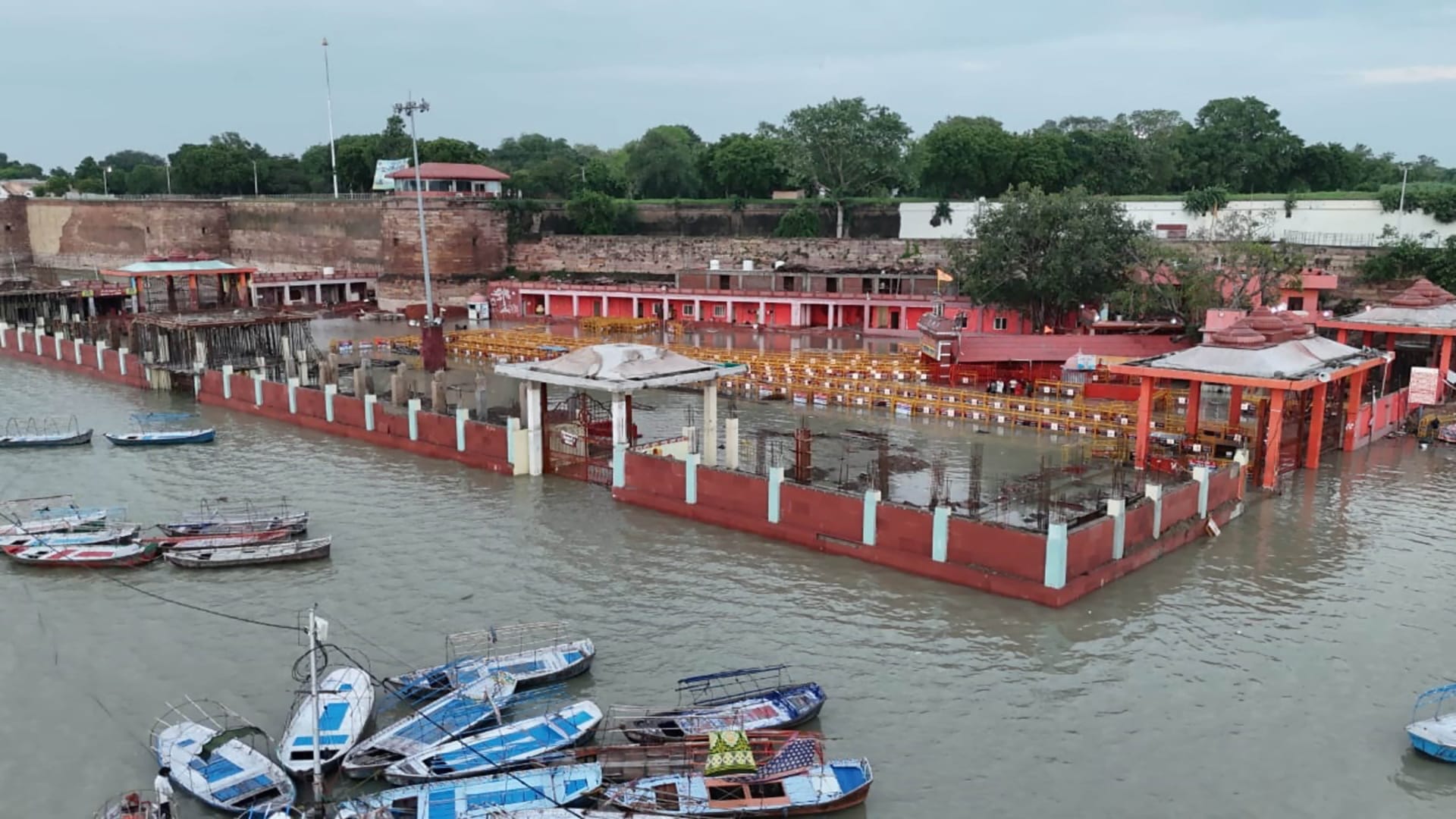 Prayagraj Flood: Ganga-Yamuna water level reached close to danger mark, water entered settlements
