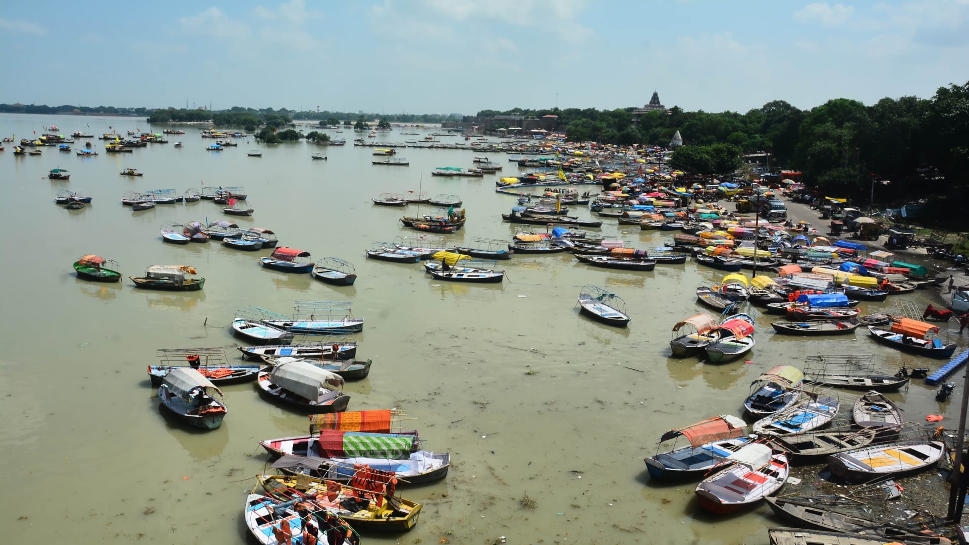 Prayagraj Flood: Ganga-Yamuna water level reached close to danger mark, water entered settlements