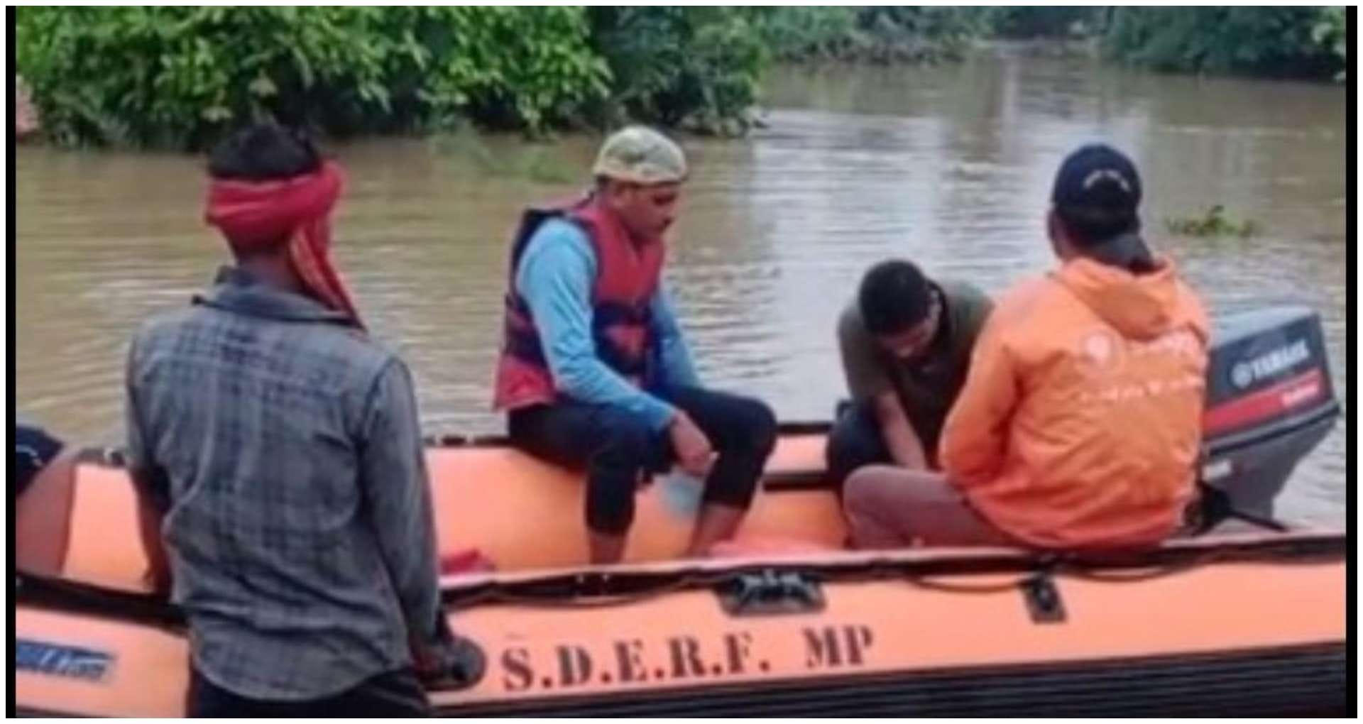 MP News: Torrential rain in Chhatarpur disrupts life, flood-like situation in many areas, holiday in schools