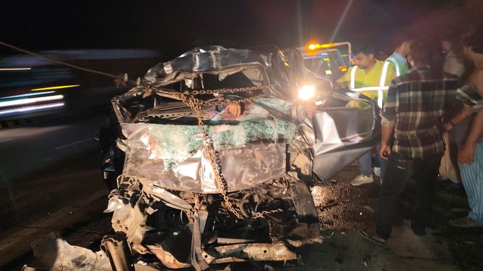 Yamuna Expressway Horrible accident six dead including Father and two sons corpses were scattered on the road