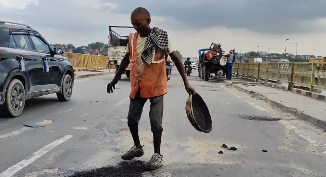 Kanpur NHAI did patchwork on Jajmau Ganga bridge 50 potholes were filled vehicles crawled