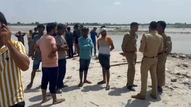 Kanpur Two friends who came to take bath in Ganga at Siddhnath Ghat drowned divers are searching for them
