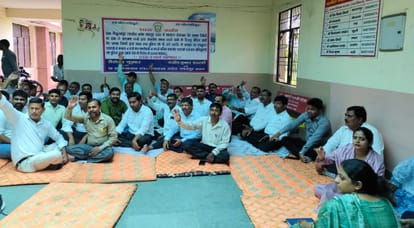 Kanpur Lekhpal Sangh boycotted Samadhan Diwas in Narwal staged a sit in protest against the attack