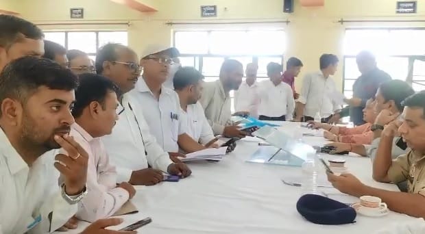 Kanpur Lekhpal Sangh boycotted Samadhan Diwas in Narwal staged a sit in protest against the attack