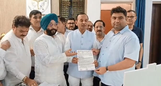 Kanpur Traders affected by fire met Deputy Commissioner of Industries submitted a memorandum