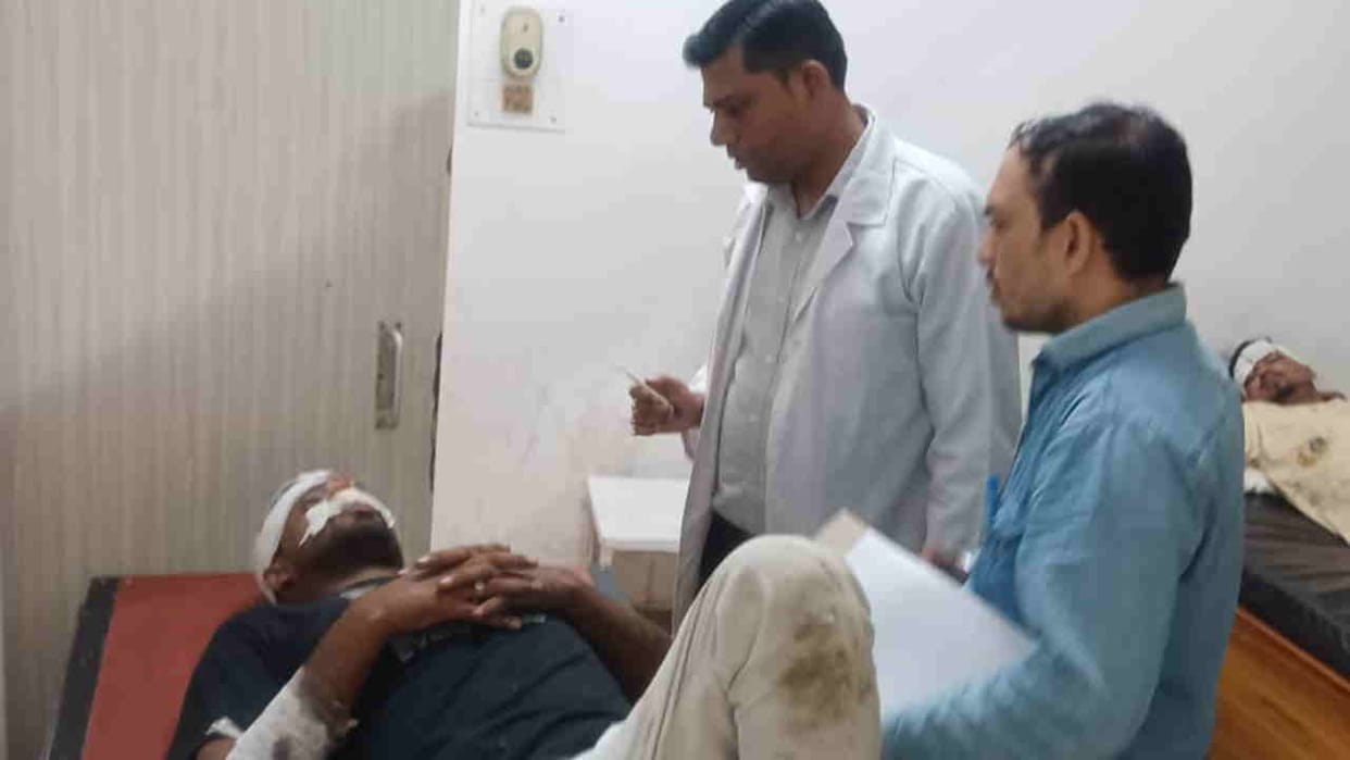Kanwar Yatri truck full overturned going to Neelkanth AIIMS Refer Rishikesh Uttarakhand news in hindi