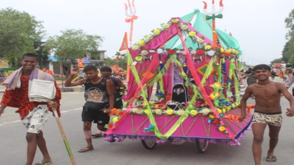 Kanwar Yatra 2025: Highways flood with devotion as Kanwariyas dance to Shiv bhajans