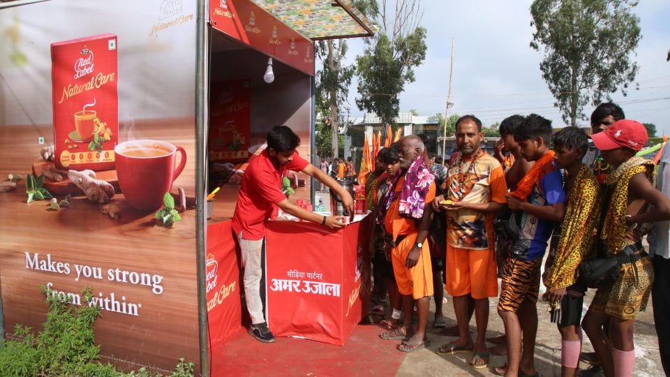 Brooke Bond and Amar Ujala set up a free tea stall on Delhi-Meerut Road