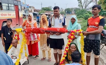 Kanwar Yatra 2025: Hathras couple reached kasganj after bring parents in kanwar