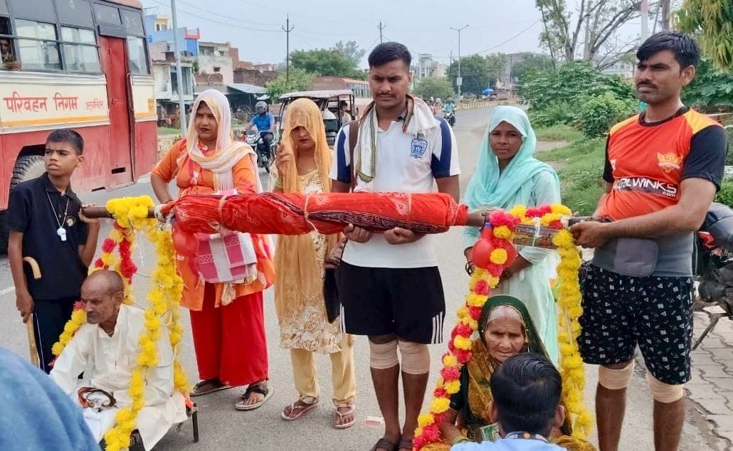 Kanwar Yatra 2025: Hathras couple reached kasganj after bring parents in kanwar