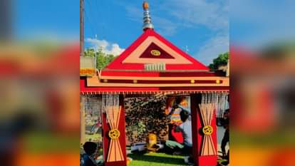 पिछले साल नई झूंसी के कांवड़ियों की ओर से ले जाया गया भगवान शिव का मंदिर।