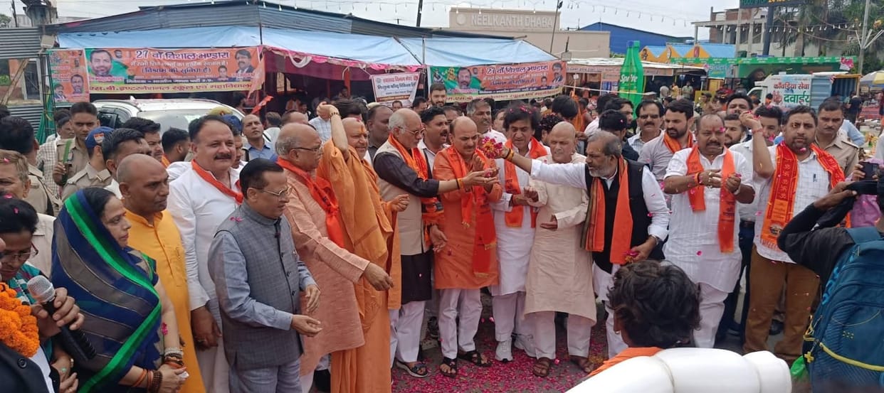 UP Minister Dharmpal Singh showers flowers on Kanwar pilgrims at Modipuram toll plaza