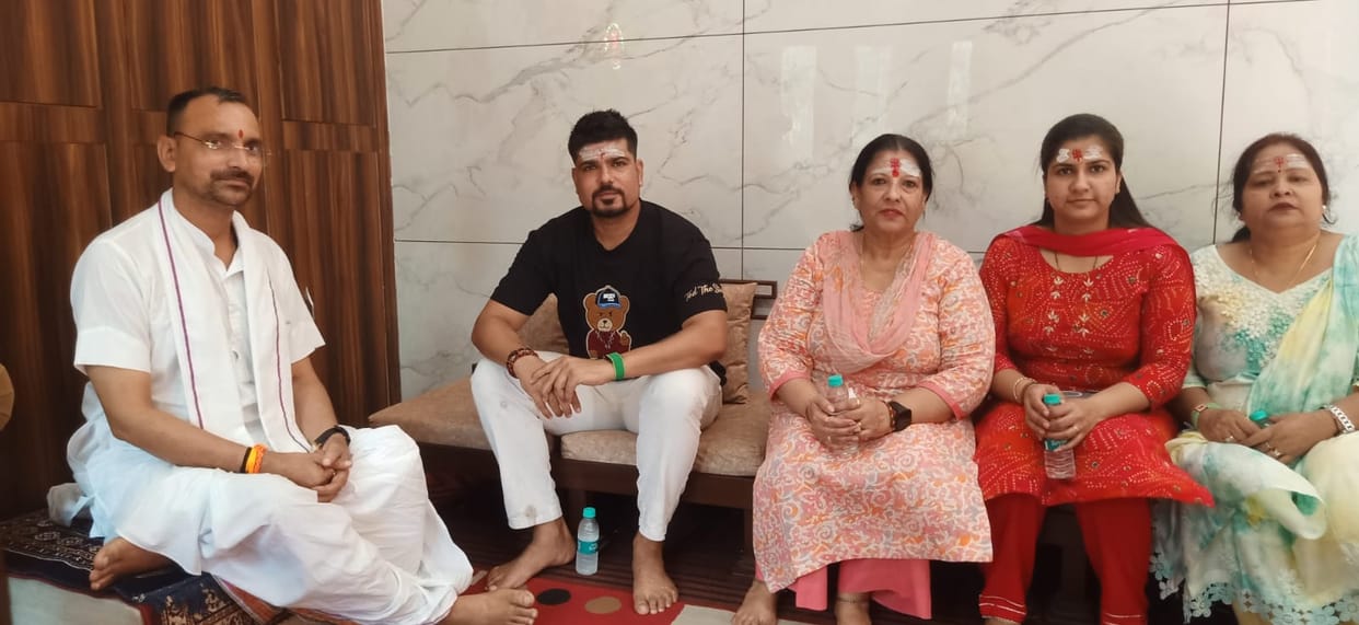 Cricketer Karn Sharma visits Pura Mahadev temple with family, performs Jalabhishek