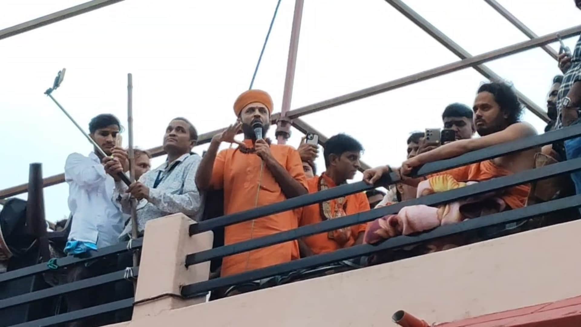 छत पर आमरण अनशन पर बैठे बाबा