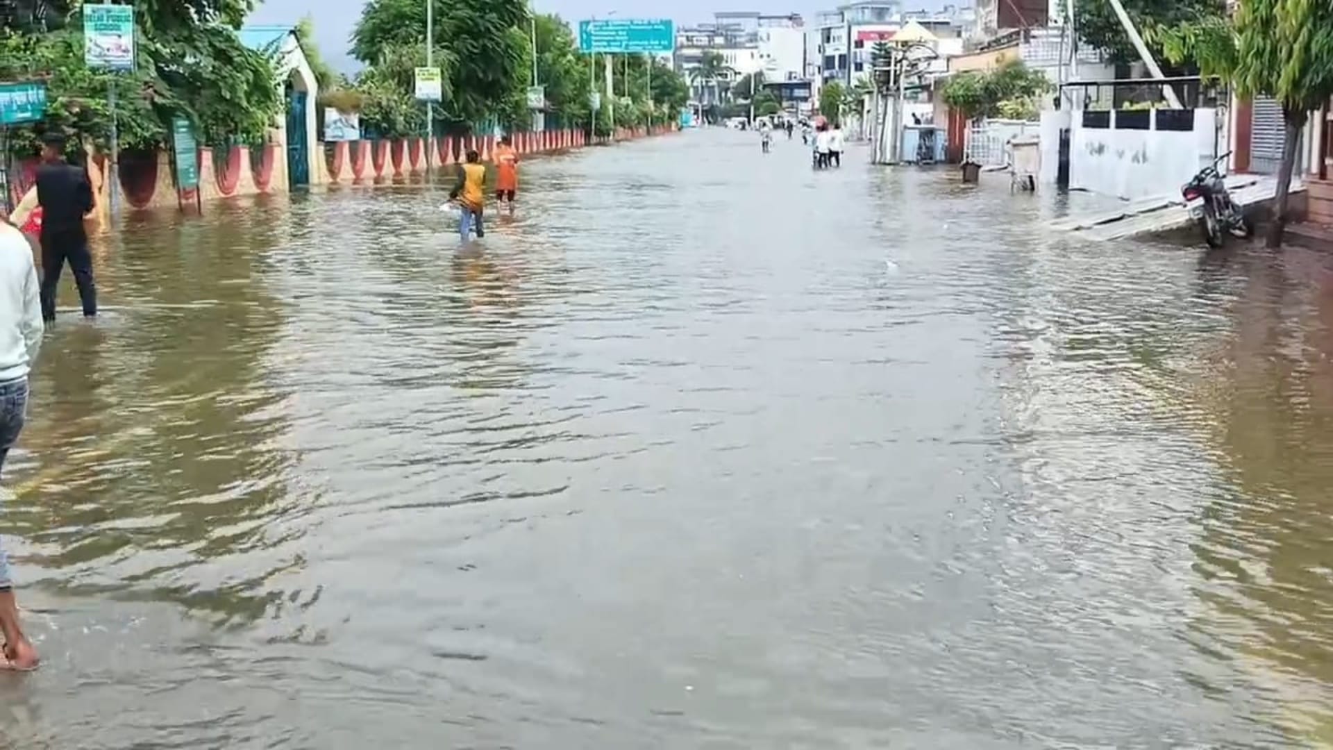 आनासागर झील के ओवरफ्लो होने के बाद सड़क भरा पानी