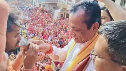 पशुपालन मंत्री जोराराम कुमावत ने अभयदासजी महाराज का अनशन तुड़वाया