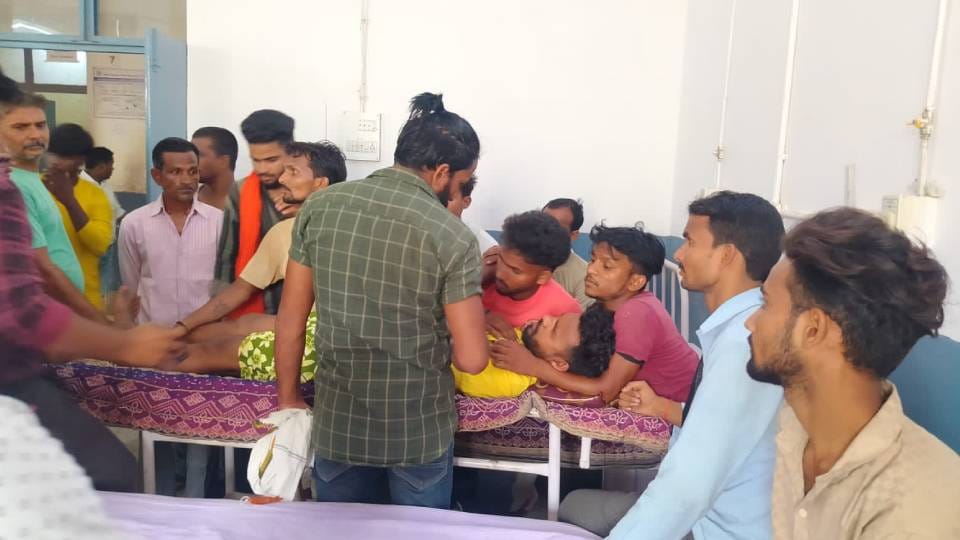 young man shot in Sultanpur who went to attend relative funeral his condition is critical