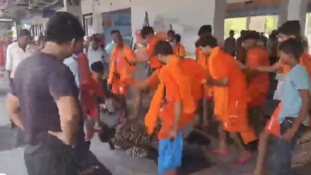 Kanwariyas beat up CRPF jawan at Mirzapur railway station seven arrested