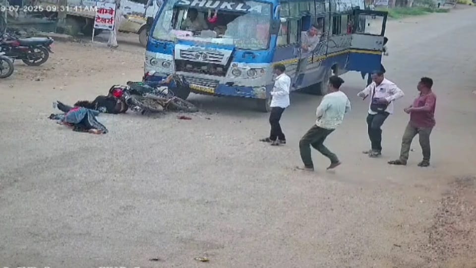 सड़क हादसे में तीन लोग घायल