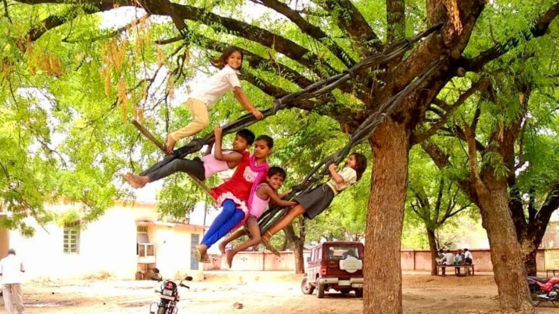 सावन का झूला ने ली मासूम की जान