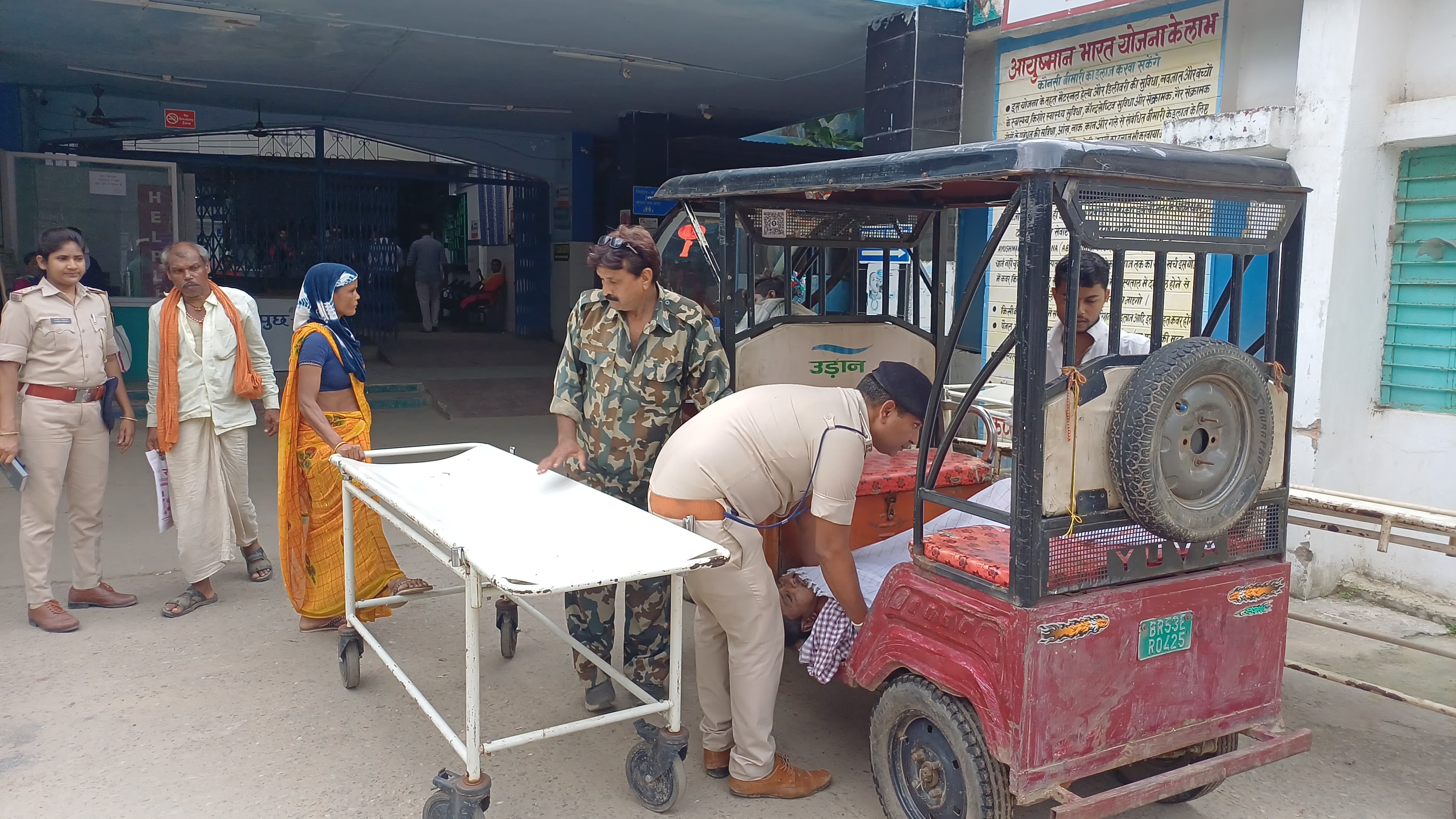 शव को उठाता पुलिसकर्मी