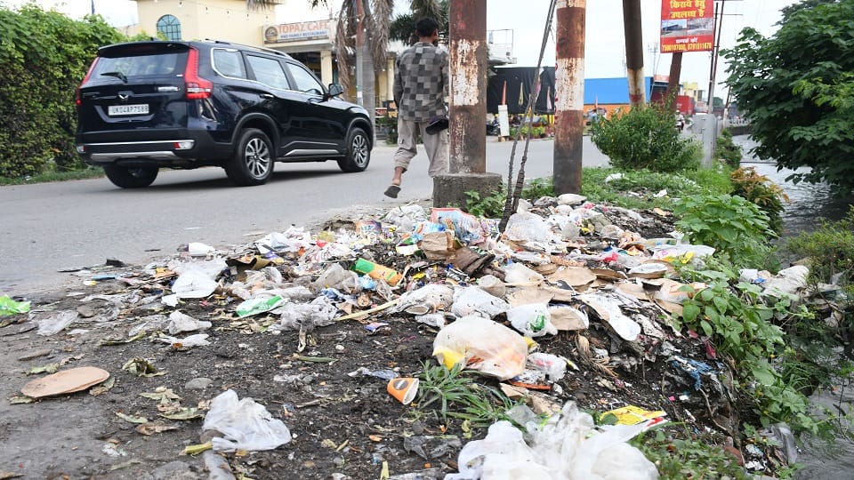 People of Haldwani are throwing garbage in open places instead of corporation vehicles