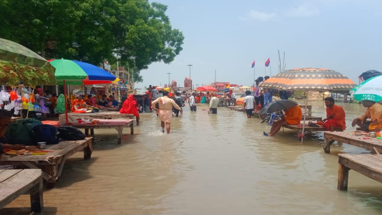 Prayagraj Flood: Ganga-Yamuna water level reached close to danger mark, water entered settlements