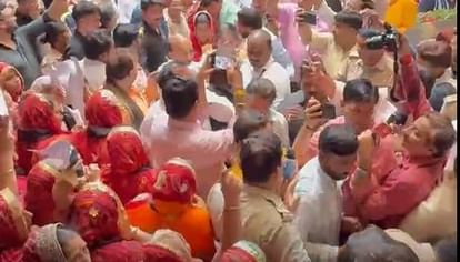 UP Energy Minister a K Sharma Stopped from Banke Bihari Darshan Amid Protests at Temple Gate
