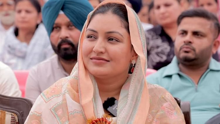 राजनीति: सियासी पिच पर हिट विकेट से बचना चाहती है 'आप', अनमोल गगन को मनाकर पार्टी ने विरोधियों से छीना मुद्दा